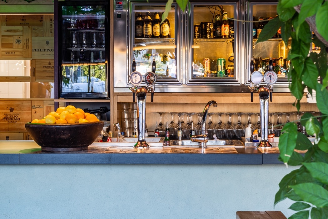 Il bar con bottiglie e selezione di champagne