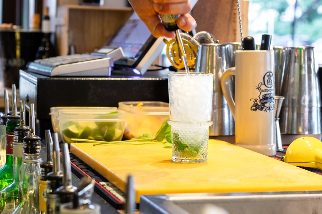 Preparazione di un cocktail al bancone di Flemming